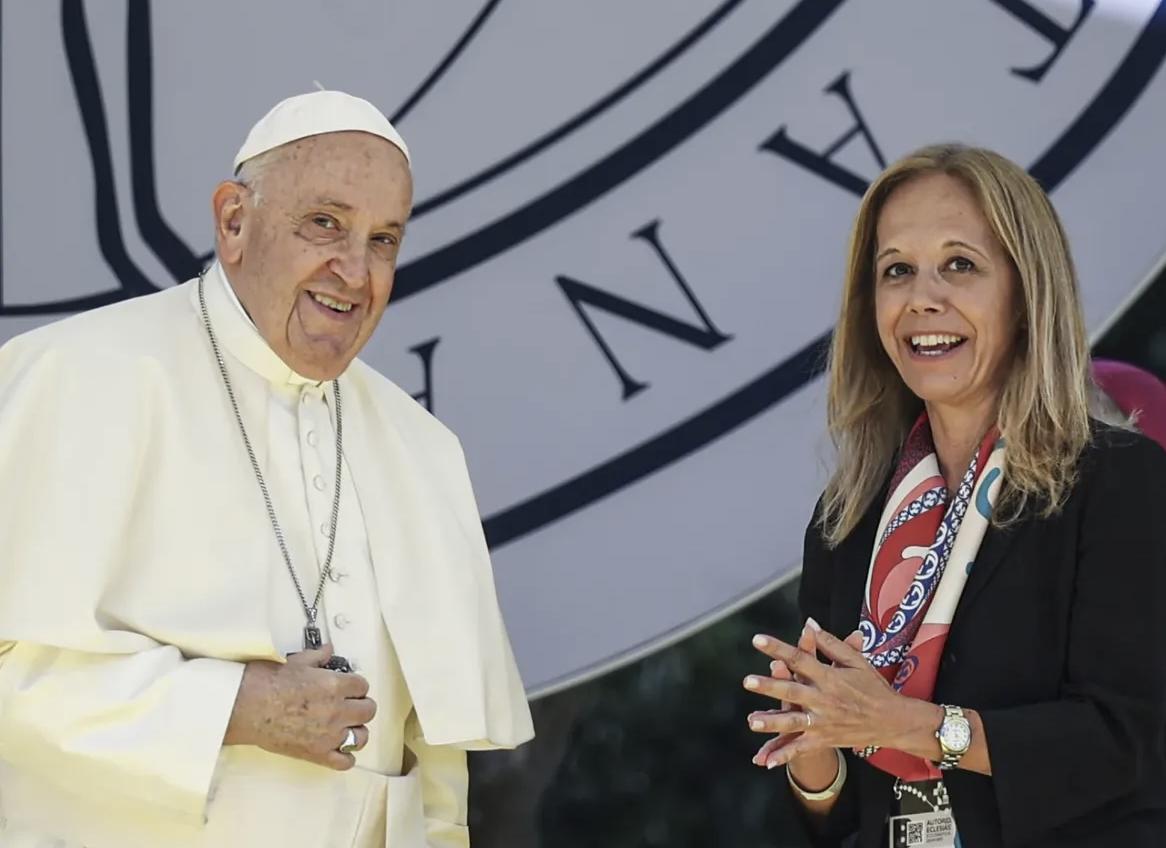 Fotografia da Isabel Capeloa Gil com o Papa Francisco na UCP.