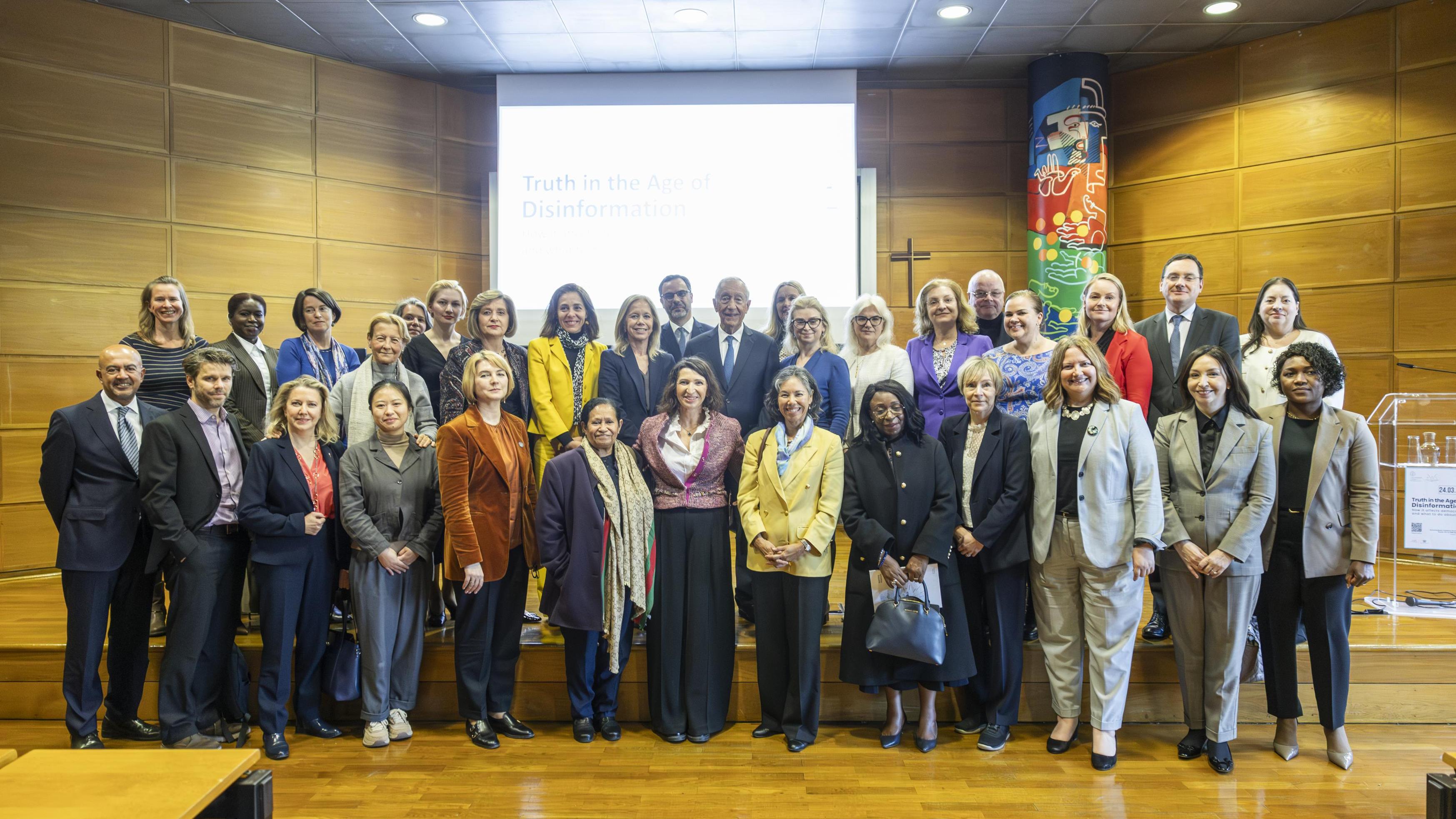 Group photo at the conference about disinformation and democracy