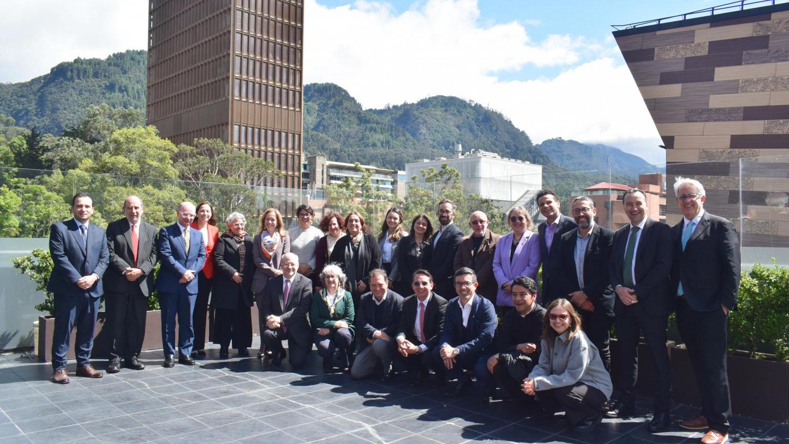 Reitora da Católica visita a Pontificia Universidad Javeriana, na Colômbia