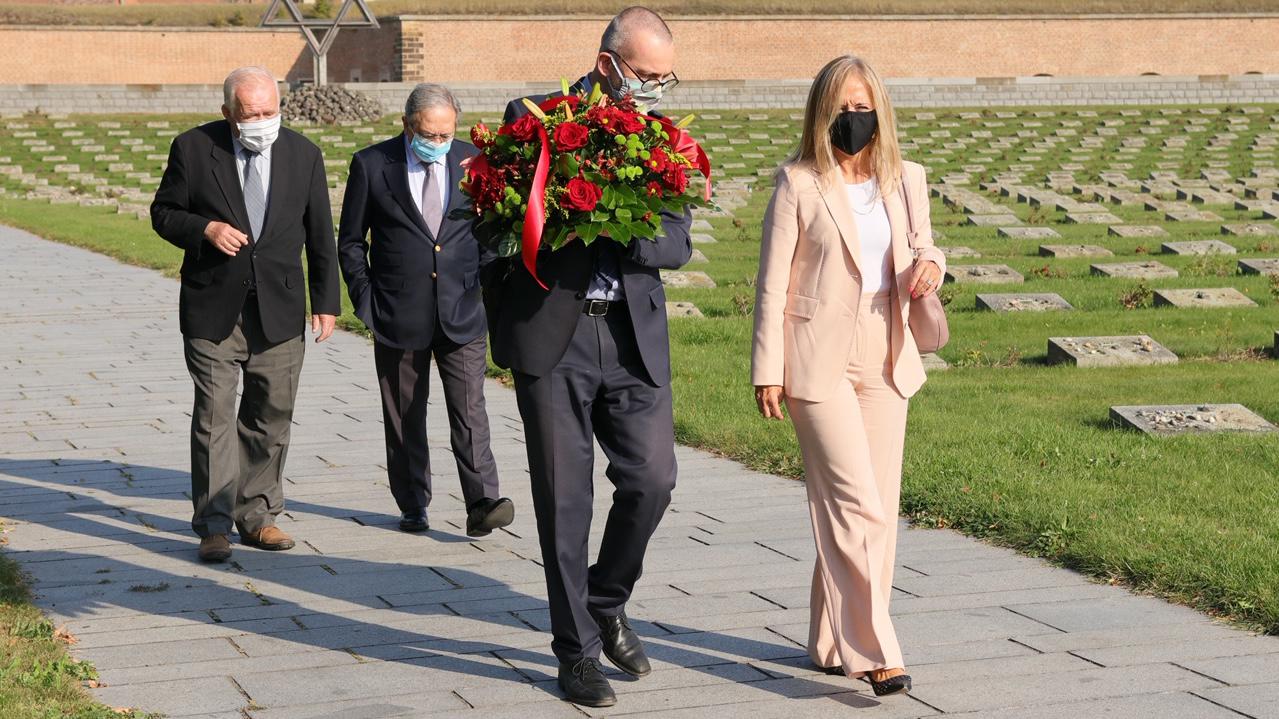 Reitora da UCP presta homenagem no Memorial de Terezín