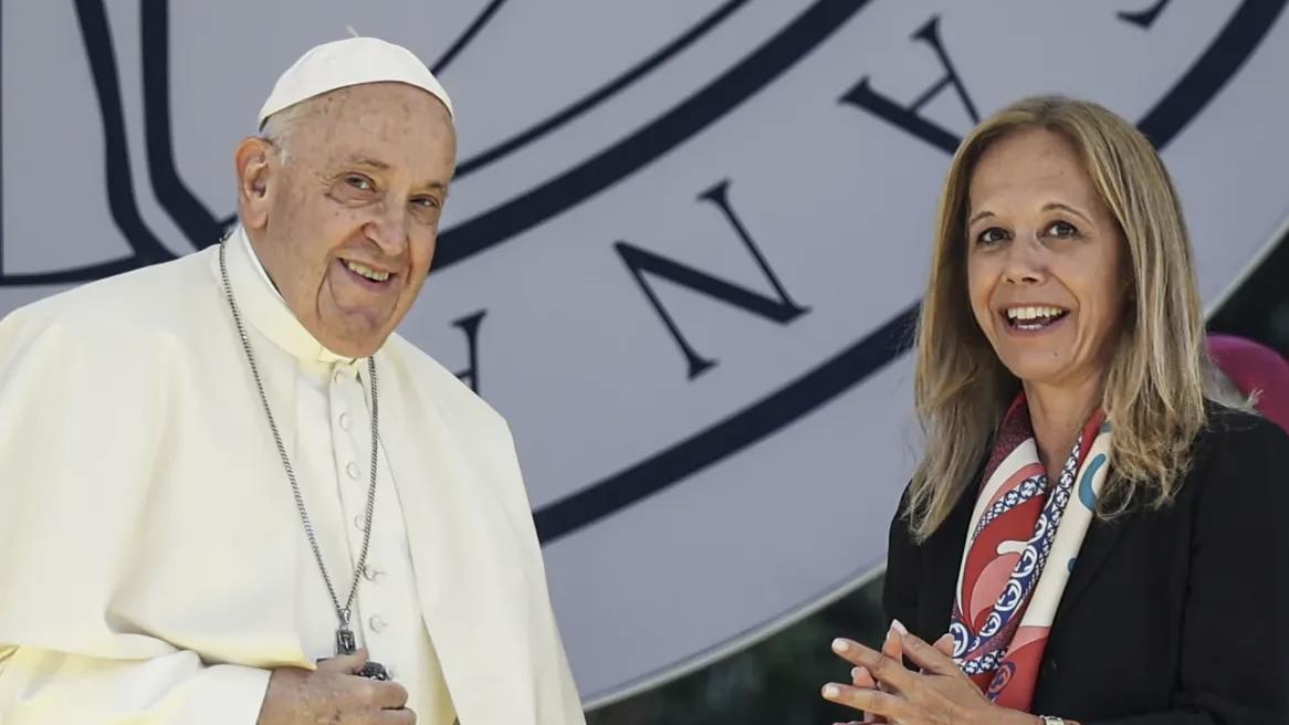 Fotografia da Isabel Capeloa Gil com o Papa Francisco na UCP.
