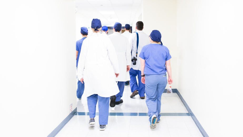 Médicos e enfermeiros em Hospital