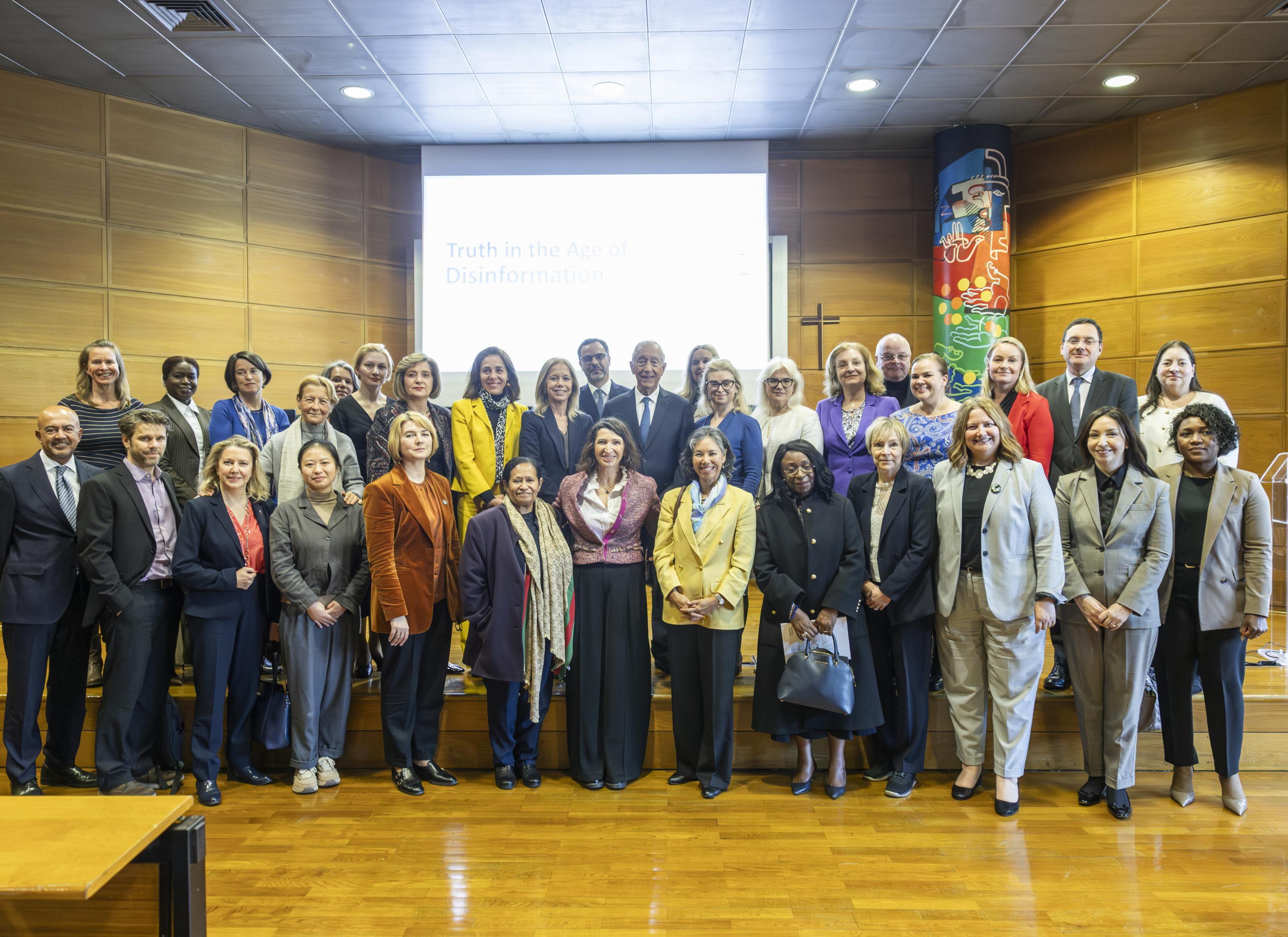 Group photo at the conference about disinformation and democracy