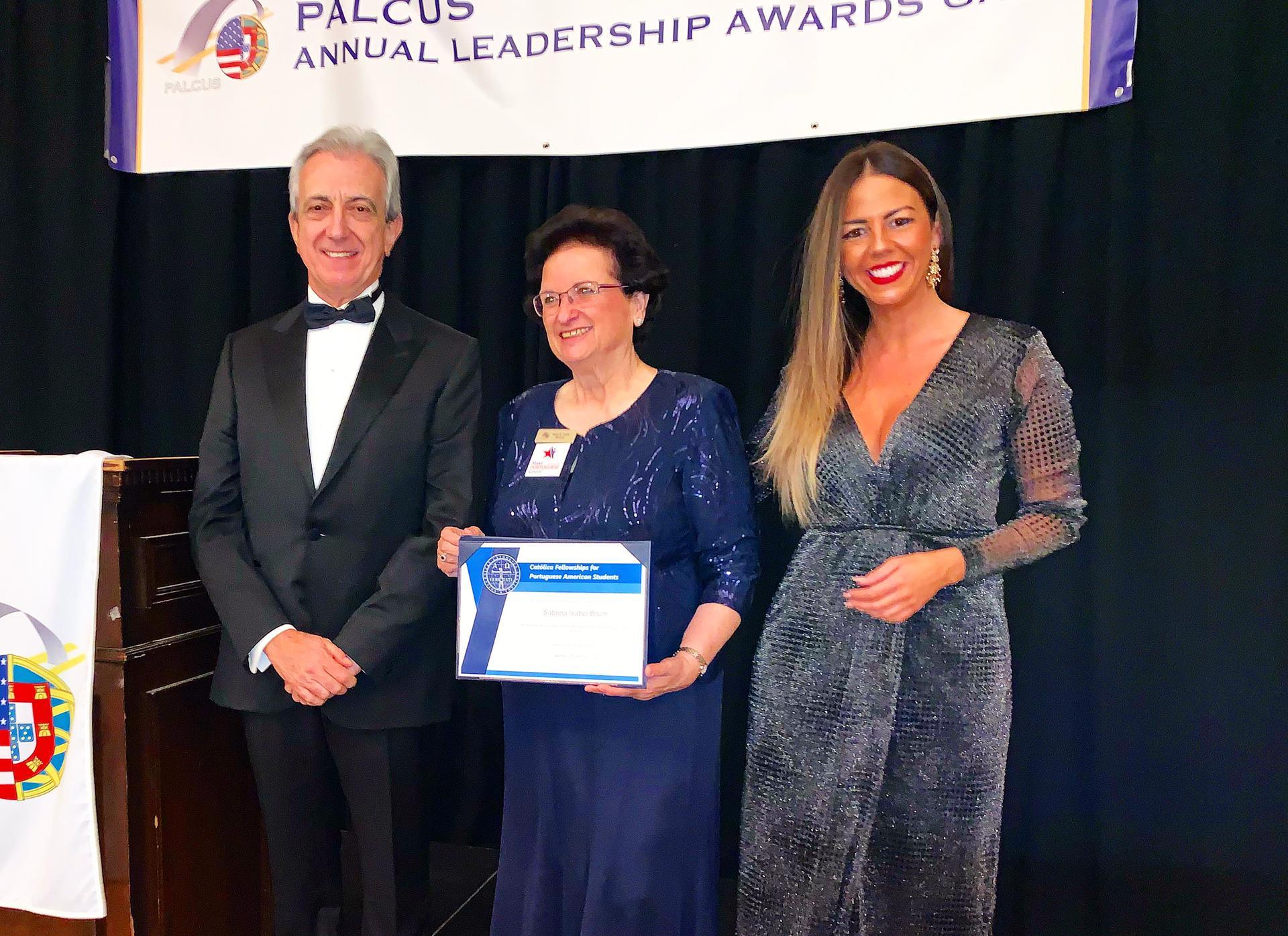 Marie Fraley recebe em nome de Sabrina Brum o prémio Católica Fellowship for Portuguese American Students na Gala Anual da Palcus, em Sacramento.