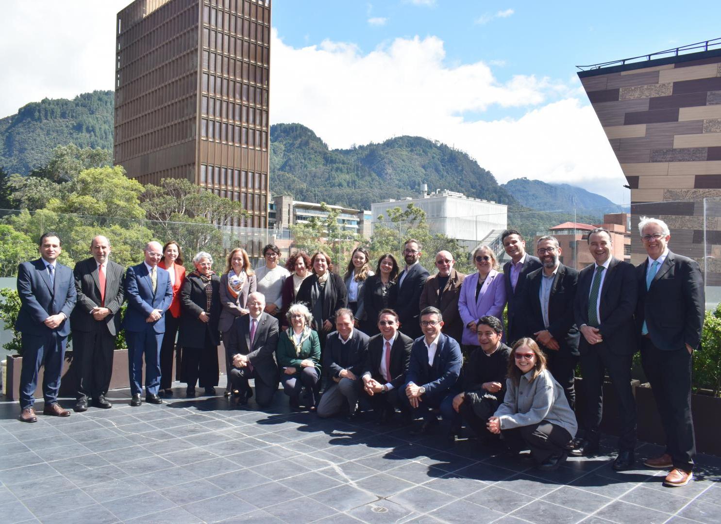 Reitora da Católica visita a Pontificia Universidad Javeriana, na Colômbia